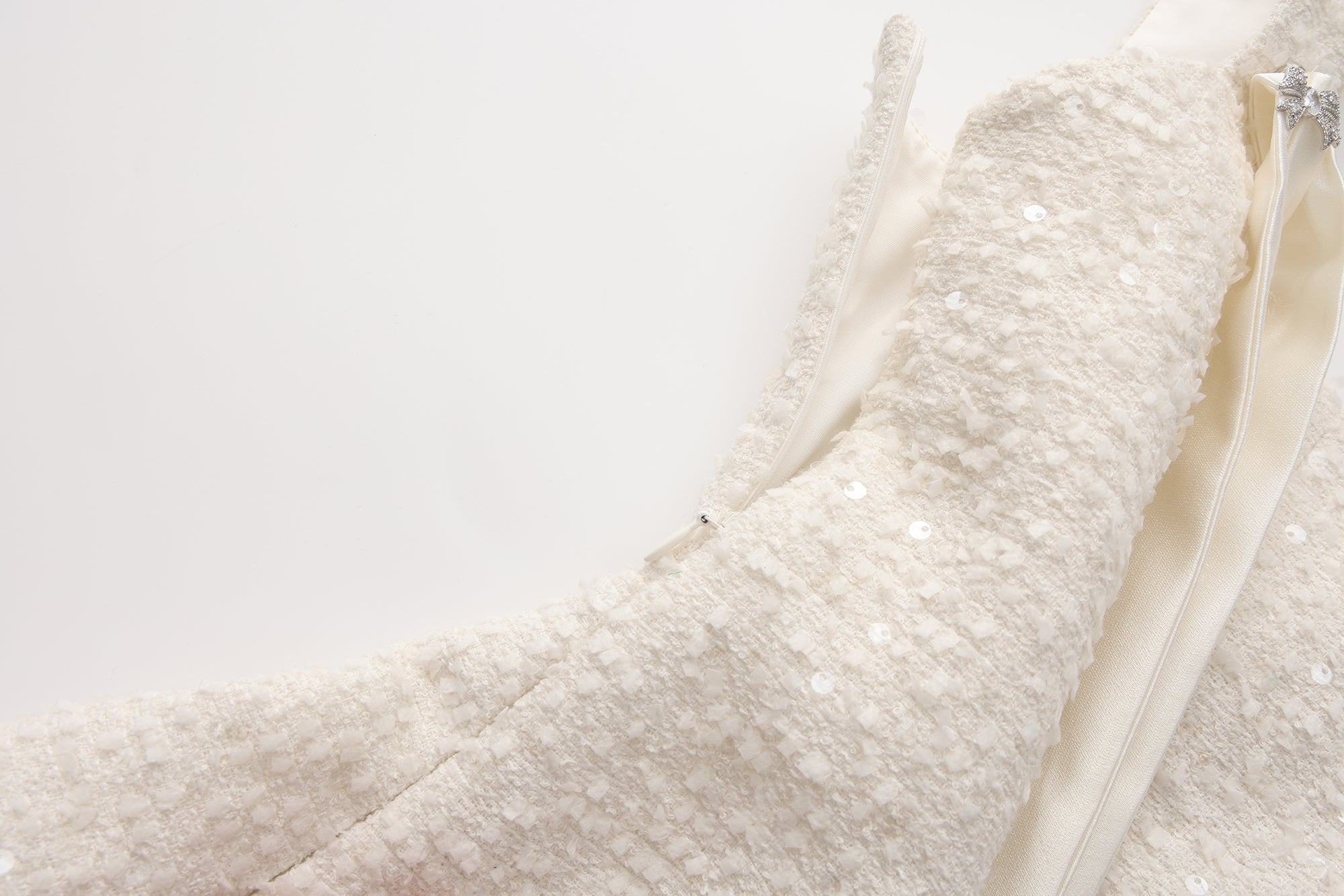 White Bow-Detailed Sleeveless Fitted Top